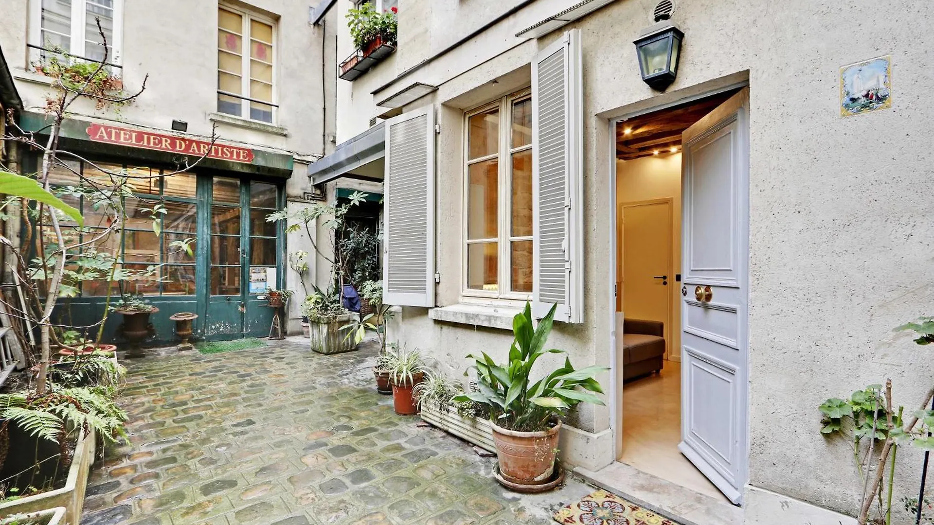 CMG - Place des Vosges - Le Marais 2 Paris France